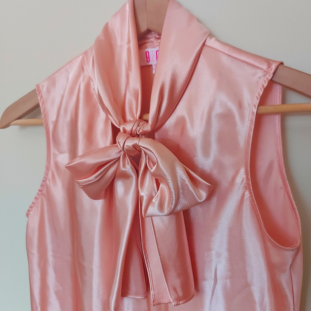 Silky Sleeveless blouse with bow